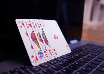 Cartas de poker sobre teclado
