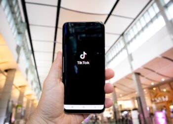 Persona sujetando movil con tiktok