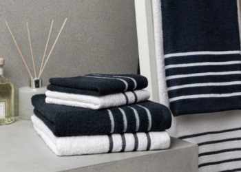 Un juego de toallas ‘navy’ para darle un toque elegante al baño