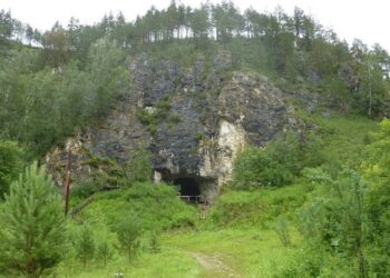 Descubren en una cueva siberiana fósiles antiguos de linaje humano