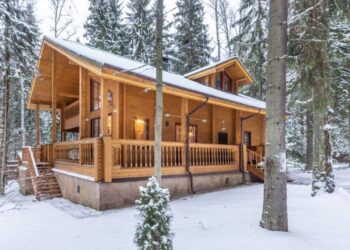 casa de madera con nieve