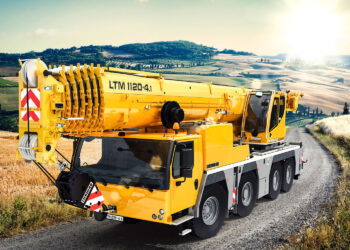 Grua movil autopropulsada