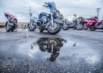 Precauciones que hay que tener cuando se conduce una moto con frío y lluvia