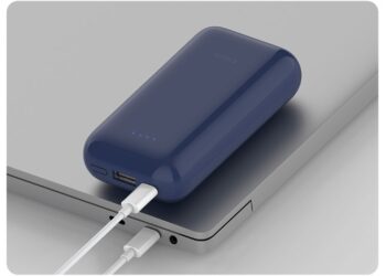 Powerbank de xiaomi azul conectada a portatil