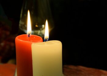 Guía paso a paso para crear hermosas velas navideñas en casa: ¡Manualidades festivas para iluminar tu hogar!