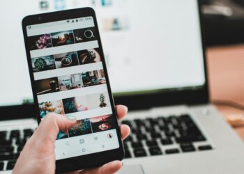 Persona haciendo fotografía con su smartphone