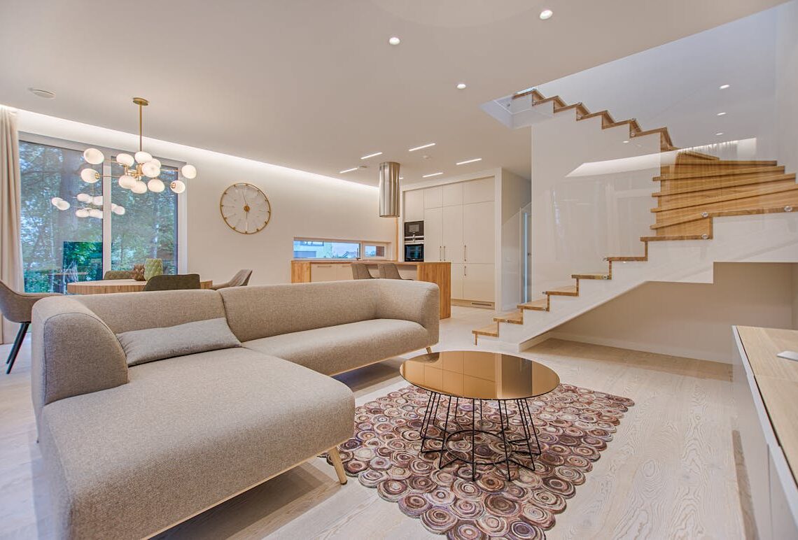 Salón moderno con iluminación cálida y decorativa