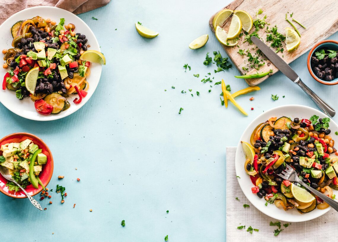 Plato de comida saludable con alimentos fermentados