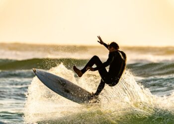 Persona practicando paddle surf en el mar