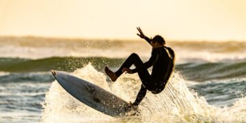 Persona practicando paddle surf en el mar