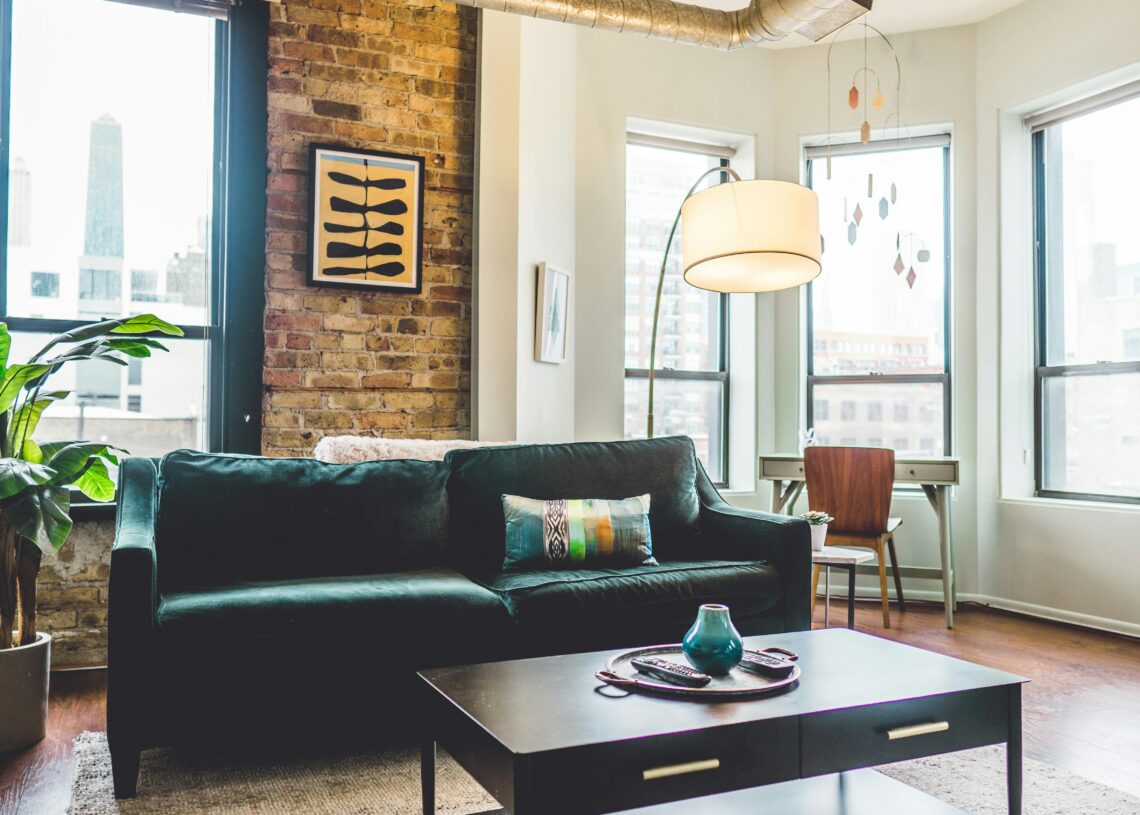 Interior de un piso pequeño bien organizado y decorado