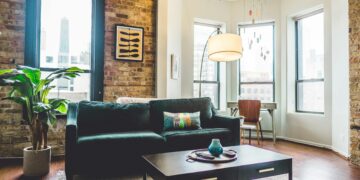 Interior de un piso pequeño bien organizado y decorado