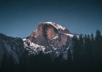 Paisaje rural español con montañas y pueblo pintoresco al fondo