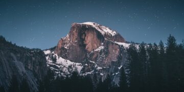 Paisaje rural español con montañas y pueblo pintoresco al fondo