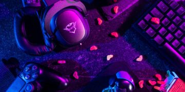 Persona jugando videojuegos indie en su monitor