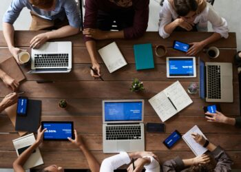 Persona usando apps de productividad en ordenador portátil