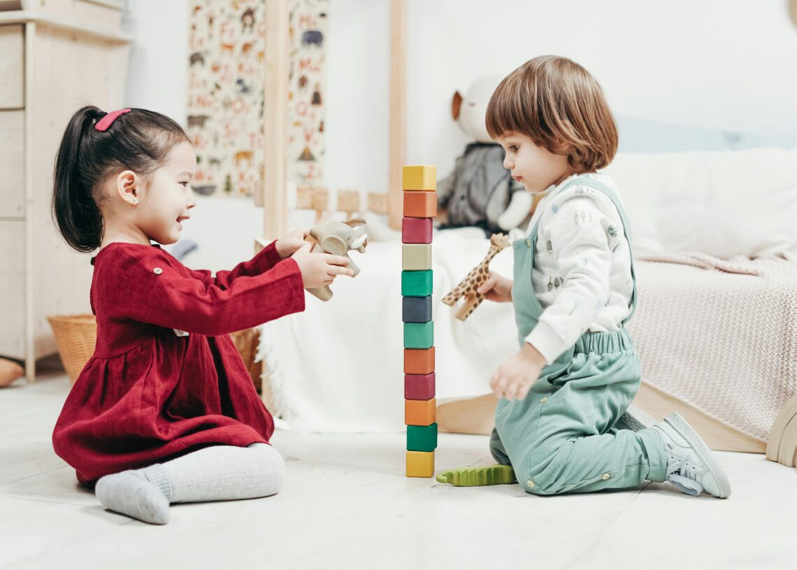 Niño jugando con juguetes educativos de colores