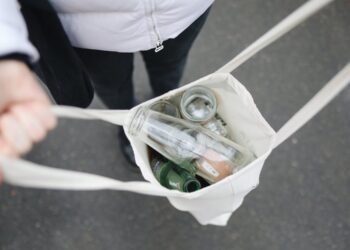Persona comprando de forma consciente y responsable en un mercado local