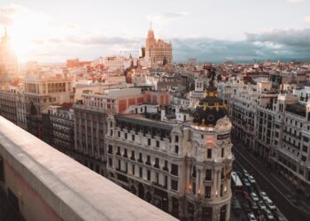 Vista panorámica de una ciudad histórica española ideal para escapadas de fin de semana