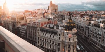 Vista panorámica de una ciudad histórica española ideal para escapadas de fin de semana
