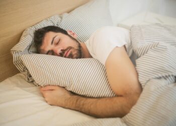 Persona durmiendo plácidamente en una cama cómoda