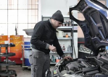 Mecánico revisando coche para la ITV