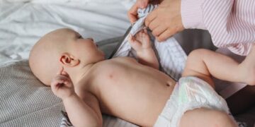 Bebé jugando con juguetes de colores durante una sesión de estimulación temprana