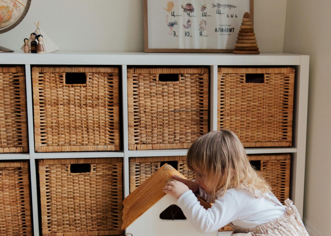 Niño durmiendo plácidamente en su cama