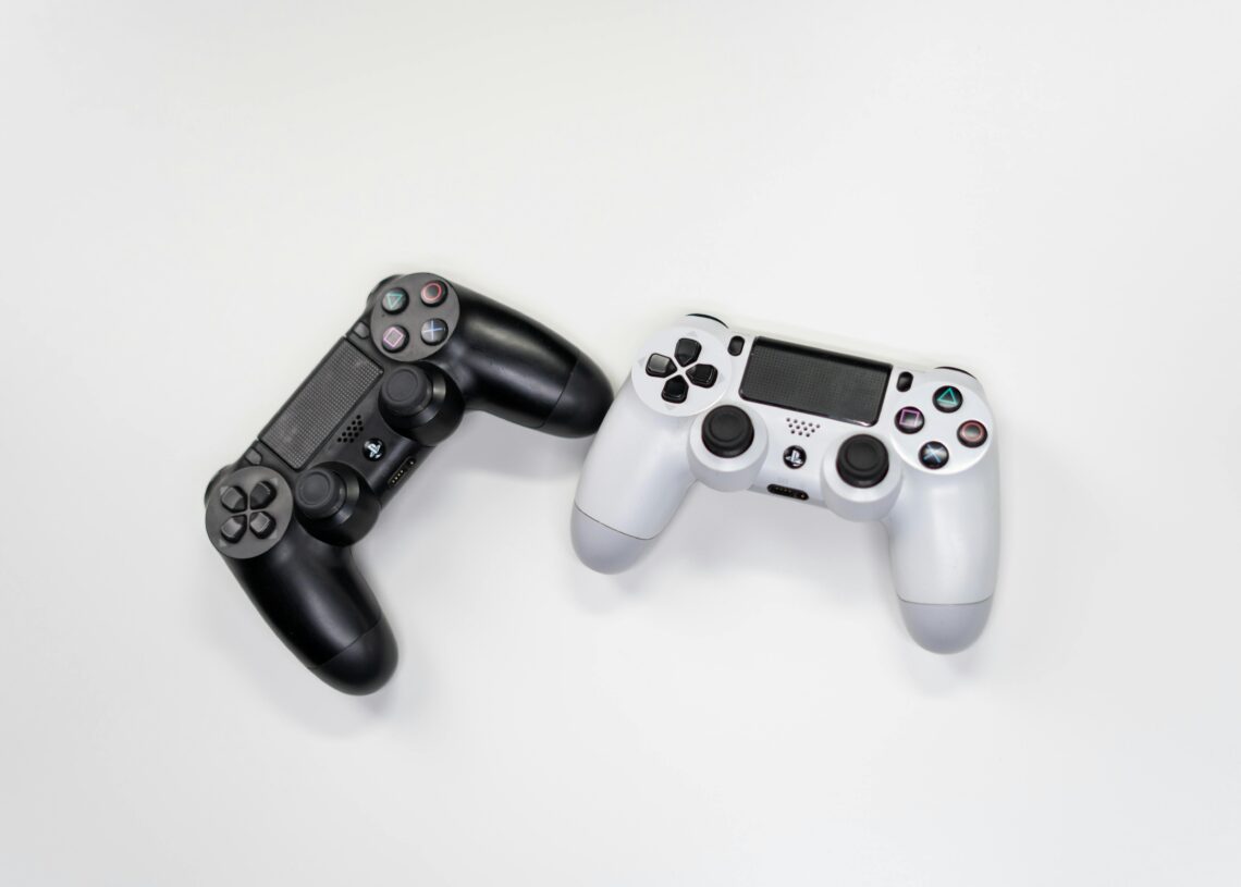 Controlador de videojuegos retro sobre fondo colorido