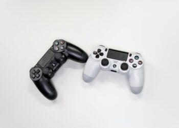 Controlador de videojuegos retro sobre fondo colorido