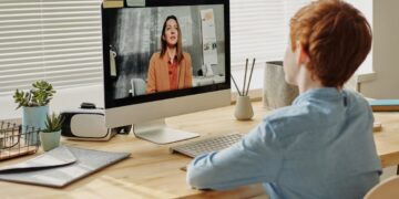 Familia usando dispositivos tecnológicos de forma segura en el hogar