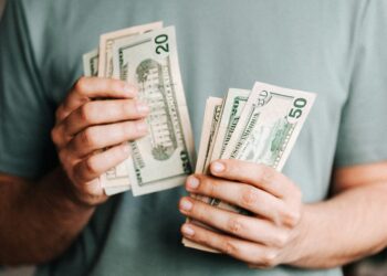 Persona calculando sus finanzas personales