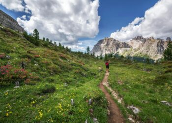 Senderista recorriendo una ruta de montaña en España