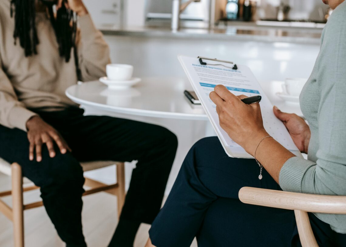 Mujer descansando la vista frente a pantalla de ordenador