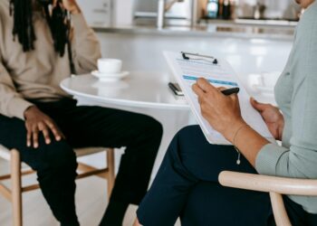 Mujer descansando la vista frente a pantalla de ordenador