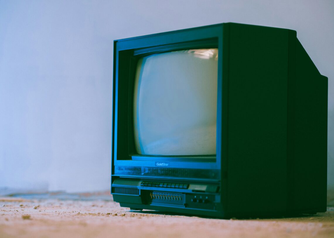 Persona disfrutando de contenido en streaming en televisión