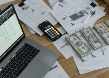 Persona revisando facturas y preocupada por el estrés financiero