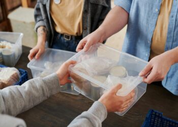 Voluntarios trabajando juntos en proyecto social