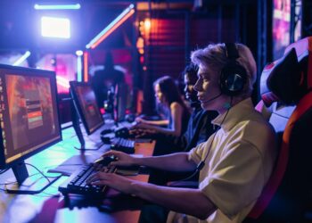 Familia jugando a videojuegos juntos en el salón de casa