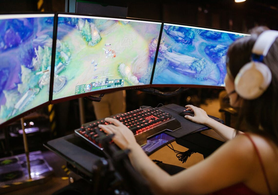 Setup gaming con monitor y teclado retroiluminado