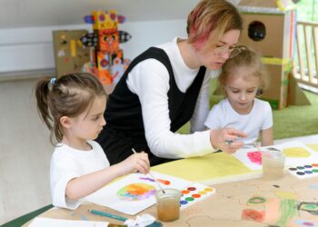 Niño pequeño realizando actividad educativa Montessori en casa